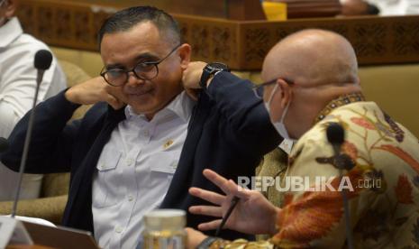 Menteri Pendayagunaan Aparatur Negara dan Reformasi Birokrasi (MenPAN RB) Abdullah Azwar Anas bersiap mengikuti rapat kerja bersama Komisi II DPR di Kompleks Parlemen, Senayan, Jakarta, Selasa (20/9/2022). Rapat perdana antara DPR dengan MenPAN RB Abdullah Azwar Anas yang baru dilantik itu membahas penyesuaian RKA K/L sesuai hasil pembahasan Badan Anggaran DPR dan penetapan pagu alokasi anggaran tahun 2023. Republika/Prayogi