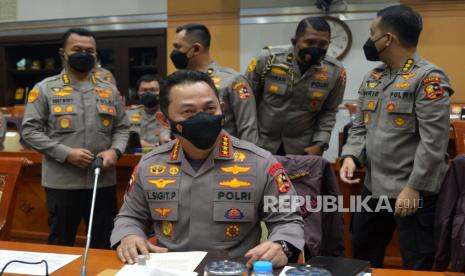 Kapolri Jenderal Pol Listyo Sigit Prabowo bersiap mengikuti rapat kerja dengan Komisi III DPR di Kompleks Parlemen, Senayan, Jakarta, Rabu (24/8/2022). Kapolri menyebutkan sebanyak 35 anggota Polri diduga melakukan pelanggaran kode etik.