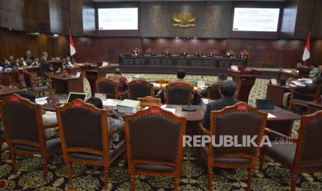 Suasana sidang lanjutan Perselisihan Hasil Pemilihan Umum (PHPU) Presiden dan Wakil Presiden Tahun 2024 dengan pemohon pasangan no urut 03 Ganjar Pranowo dan Mahfud MD di Gedung Mahkamah Konstitusi, Jakarta, Selasa (2/4/2024). Agenda sidang lanjutan tersebut yaitu Pembuktian Pemohon (Mendengarkan keterangan ahli dan saksi Pemohon serta Pengesahan alat bukti tambahan Pemohon). Tim Hukum Ganjar-Mahfud menghadirkan 9 ahli dan 10 saksi dalam sidang lanjutan Perselisihan Hasil Pemilihan Umum (PHPU) tersebut.