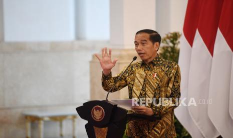 Presiden Joko Widodo berpidato usai menyerahkan kredit usaha rakyat (KUR) klaster kepada pelaku UMKM di Istana Negara, Jakarta, Senin (19/12/2022). Presiden Joko Widodo menyalurkan KUR klaster kepada usaha mikro kecil dan menengah (UMKM) dengan plafon hingga Rp500 juta per pelaku usaha. 