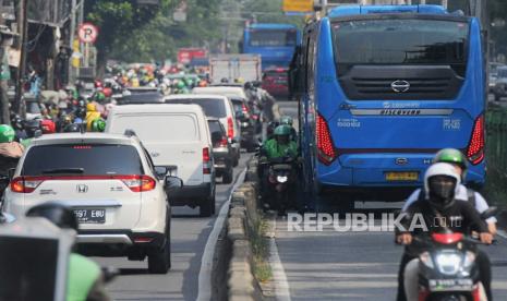 Pengendara motor melawan arus pada jalur Bus Transjakarta untuk menghindari Polisi di kawasan Pasar Rumput, Manggarai, Jakarta Selatan, Senin (15/5/2023). Polisi kembali memberlakukan tilang manual karena sistem ETLE atau sistem tilang elektronik belum bisa menjangkau seluruh titik ruas jalan untuk memperhatikan setiap pelanggaran yang dilakukan pengendara, khususnya kendaraan bermotor.