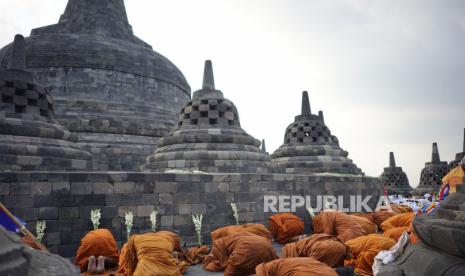 Para biksu tengah menjalani prosesi ibadah di Candi Borobudur, Magelang, Jawa Tengah, Sabtu (3/6/2023).