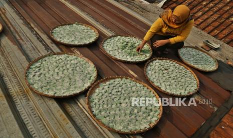 Pemilik Usaha Mikro, Kecil dan Menengah (UMKM) menjermur manisan pala di Cisaat, Kabupaten Sukabumi, Jawa Barat, (ilustrasi)