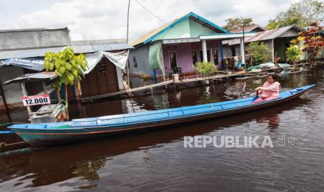 Warga menggunakan perahu melintasi banjir di Kelurahan Karanganyar, Kotawaringin Barat, Kalimantan Tengah, Senin (31/10/2022). Badan Nasional Penanggulangan Bencana (BNPB) mencatat sebanyak 2.654 kejadian bencana alam terjadi di Indonesia sejak periode 1 Januari hingga 4 Oktober 2022, dari jumlah itu sebanyak 1.048 kejadian atau 39,48 persen merupakan bencana banjir. 