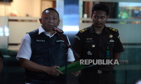 Kepala Pusat Penerangan Hukum Kejagung Ketut Sumedana (kiri).