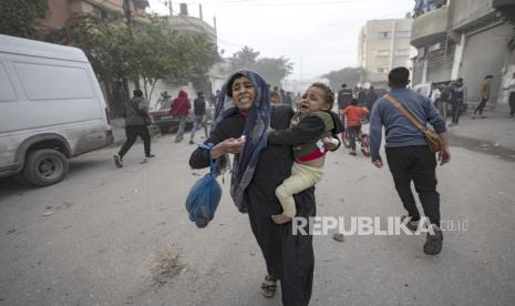 Warga Palestina mengungsi dari lokasi yang terkena bombardir Israel di Rafah, Jalur Gaza selatan, Rabu, 20 Desember 2023.