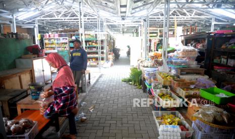 Pedagang melayani pembeli di lokasi shelter relokasi sementara Pasar Sentul, Pandeyan, Yogyakarta.Laju inflasi bulanan DIY kembali meningkat pada Mei 2023.  