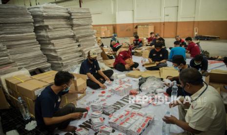 Petugas menyortir surat suara Pilkada Depok di gudang logistik Komisi Pemilihan Umum (KPU) Kota Depok, Cimanggis, Depok, Jawa Barat, Selasa (24/11). Logistik yang sudah diterima di gudang logistik KPU Depok diantaranya  kotak suara, surat suara, hologram dan sampul. KPU Kota Depok menetapkan jumlah daftar pemilih tetap (DPT) pada Pilkada Depok 2020 mencapai 1.229.362 pemilih yang tersebar di 11 kecamatan. Republika/Thoudy Badai