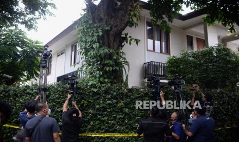 Jurnalis mengambil gambar rumah dinas Irjen Ferdy Sambo, Komplek Polri Duren Tiga Nomor 46, Kecamatan Pancoran, Jakarta Selatan.