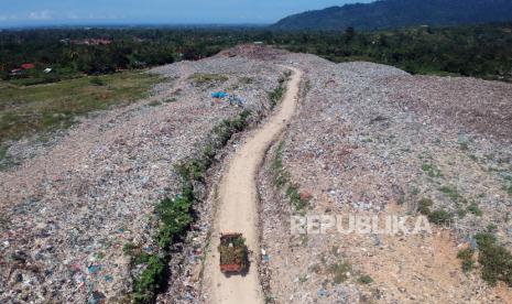 Mobil pengangkut sampah melintas di antara gundukan sampah di TPA Aia Dingin, Padang, Sumatera Barat, Jumat (30/10/2020). Data Dinas Lingkungan Hidup Kota Padang, selama pandemi COVID-19 volume sampah di kota itu berkurang, dari rata-rata 600 ton per hari menjadi 400 ton per hari. 