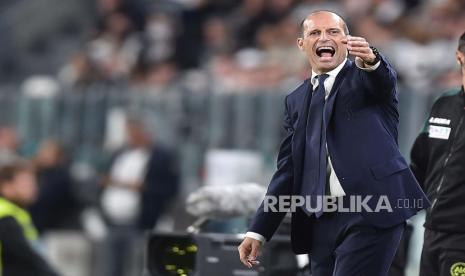  Pelatih kepala Juventus Massimiliano Allegri bereaksi selama pertandingan sepak bola Serie A Italia antara Juventus FC dan Bologna FC di Turin, Italia,  Senin (3/10) dini hari WIB.