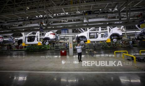  Seorang pria bekerja di pabrik Dongfeng Yueda KIA Motors di Yancheng, provinsi Jiangsu, Cina. Profit perusahaan industri Cina semakin merosot pada dua bulan pertama 2023.