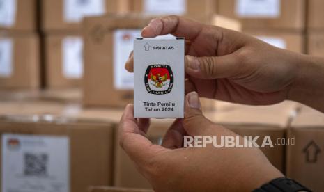 Petugas menunjukkan tinta yang akan digunakan untuk Pemilu 2024 di gudang logistik KPU Kota Semarang, Kawasan Industri Candi Kota Semarang, Jawa Tengah, Jumat (3/11/2023). KPU Kota Semarang menerima logistik Pemilu 2024 tahap pertama berupa 9.292 unit tinta untuk kebutuhan perlengkapan 4.646 Tempat Pemungutan Suara (TPS) di Kota Semarang pada pemilu serentak tanggal 14 Februari 2024. 