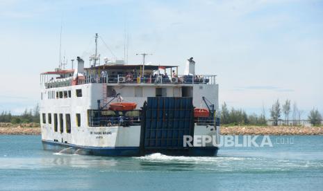 Kapal roro KMP Tanjung Burang tujuan Pulau Sabang  bersiap berangkat di pelabuhan penyeberangan Ulee Lheue, Banda Aceh, Aceh. (ilustrasi) 