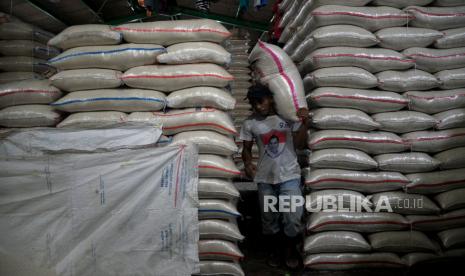 Sejumlah pekerja memanggul beras yang akan dinaikan ke atas mobil di Pasar Induk Cipinang , Jakarta, Selasa (27/10). Menteri Pertanian Syahrul Yasin Limpo menyatakan bahwa stok beras pada akhir tahun secara akumulatif bakal mencapai 7,45 juta ton. Volume ini akan menjadi stok awal pada 2021.Prayogi/Republika