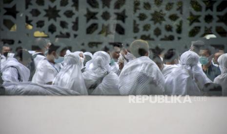 Sejumlah calon jamaah haji bersiap untuk melakukan manasik haji di halaman Masjid Pusdai, Kota Bandung, Kamis (26/5/2022). Sebanyak 236 calon jamaah haji asal Jawa Barat mengikuti manasik haji sebelum pemberangkatan ke Tanah Suci sebagai pembekalan terkait pemahaman tata cara pelaksanaan ibadah. Penting Bagi Calon Jamaah Haji Periksa Kondisi Gigi dan Mulut