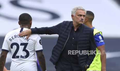 Pelatih Tottenham Hotspur José Mourinho (kanan) menepuk punggung  Steven Bergwijn (kiri)  setelah pertandingan Liga Premier Inggris antara Tottenham Hotspur dan Leicester City di London, Inggris, Ahad (19/7/2020).