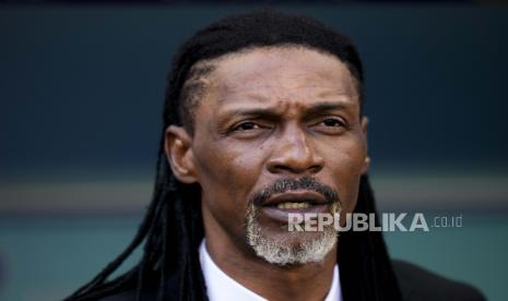 Pelatih kepala Kamerun Rigobert Song tiba di lapangan untuk pertandingan sepak bola grup G Piala Dunia antara Kamerun dan Serbia, di Stadion Al Janoub di Al Wakrah, Qatar, Senin, 28 November 2022.