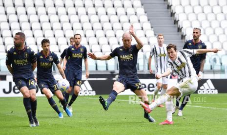 Federico Chiesa (Kanan) beraksi selama pertandingan sepak bola Serie A Italia Juventus FC vs Genoa CFC di Allianz Stadium di Turin, Italia, 11 April 2021.