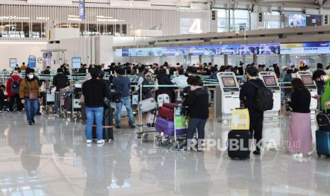  Konter check-in ramai dengan pelancong di Bandara Internasional Incheon, di Incheon, Korea Selatan, 01 April 2022, Korea Selatan (Korsel) mulai 8 Juni akan mencabut persyaratan karantina bagi pengunjung dari luar negeri yang tidak divaksin.