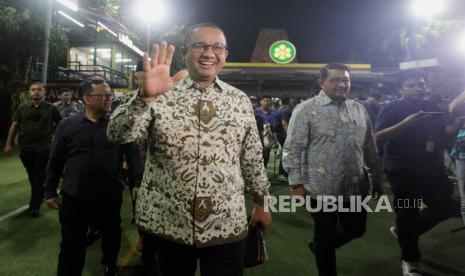 Bakal Calon Presiden dari Koalisi Perubahan untuk Persatuan Anies Baswedan melambaikan tangan usai melakukan pertemuan bersama Tim 8 di kediaman Ketua Majelis Tinggi Partai Demokrat Susilo Bambang Yudhoyono di Puri Cikeas, Kabupaten Bogor, Jawa Barat, Jumat (25/8/2023). Pertemuan tersebut sebagai konsolidasi sekaligus membahas strategi pemenangan Pilpres 2024.