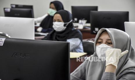 Peserta mengikuti Ujian Tulis Berbasis Komputer (UTBK) dalam rangka Seleksi Bersama Masuk Perguruan Tinggi Negeri (SBMPTN) 2021.