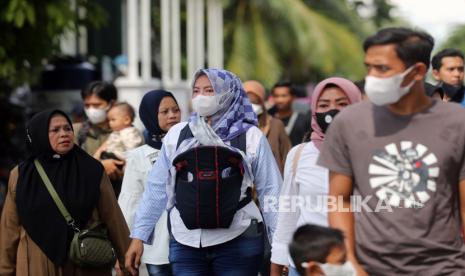 Warga berkumpul di Taman Kota Tua di Jakarta, 1 Juni 2022. Di tengah pelonggaran aturan memakai masker, masyarakat diminta mampu menilai risikonya di setiap situasi.