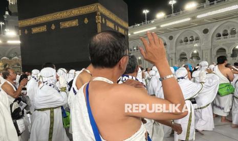 Jamaah calon haji Indonesia melakukan Tawaf sebagai rangkaian umrah wajib di Masjidil Haram, Makkah, Arab Saudi, Sabtu (10/5/2025). Ada beberapa larangan bagi jamaah haji ketika di Masjidil Haram.