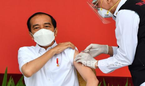 Presiden Joko Widodo (kiri) disuntik dosis pertama vaksin COVID-19 produksi Sinovac oleh vaksinator Wakil Ketua Dokter Kepresidenan Prof Abdul Mutalib (kanan) di beranda Istana Merdeka, Jakarta, Rabu (13/1/2021). Penyuntikan perdana vaksin COVID-19 ke Presiden Joko Widodo tersebut menandai dimulainya program vaksinasi di Indonesia. 