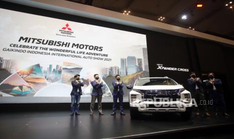 Director of Product Strategy Division PT Mitsubishi Motors Krama Yudha Sales Indonesia Tetsuhiro Tsuchida (kiri) bersama Director of Sales & Marketing Division   Naoya Nakamura (kedua kiri), President Director  Irwan Kuncoro (kedua kanan), Director of Sales & Marketing Division  Eichiro Hamazaki (kanan) berfoto disamping mobil New Xpander Cross usai diluncurkan diajang pameran Gaikindo Indonesia Internasional Auto Show (GIIAS) 2021 di Indonesia Convention Exhibition (ICE) BSD, Serpong, Tangerang, Banten, Kamis (11/11/2021). New Xpander menghadirkan banyak ubahan pada bagian eksterior dan interiornya memiliki desain grille dan bumper depan baru, serta lampu depannya yang menggunakan desain T-Shape LED serta ukuran velgnya lebih besar.