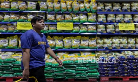 Pengunjung melintas di dekat beras yang dijual di Hypermart Cyberpak Karawaci, Tangerang, Banten, Rabu (20/3/2024). Hypermart terus menyelaraskan diri agar tetap relevan terhadap perubahan keinginan dan kebutuhan pelanggan dengan menambahkan produk baru dan konsep gerai yang dibuat lebih nyaman untuk meningkatkan pengalaman belanja bagi konsumen.