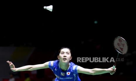 Tunggal putri asal Jepang, Aya Ohori, beraksi melawan Putri Kusuma Wardani dari Indonesia pada pertandingan putaran pertama tunggal putri di turnamen bulu tangkis Daihatsu Indonesia Masters 2023 di Jakarta, Indonesia, 25 Januari 2023.