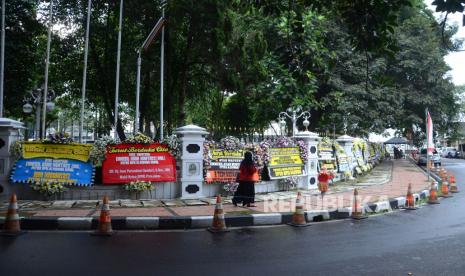 Karangan bunga duka cita untuk putra sulung Gubernur Jawa Barat Ridwan Kamil, Emmeril Kahn Mumtadz atau Eril terus berdatangan ke rumah dinas Gubernur Jawa Barat Gedung Pakuan, Kota Bandung, Jumat (3/6). Meski jenazah Eril belum ditemukan, Ridwan Kamil beserta keluarga sudah mengikhlaskan sepenuhnya bahwa Eril kemungkinan sudah meninggal di Sungai Aare, Swiss.