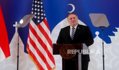  Menteri Luar Negeri AS Mike Pompeo (tengah) berbicara kepada para pemimpin pemuda Muslim di Jakarta, Indonesia, 29 Oktober 2020. Pompeo melakukan kunjungan resmi ke Indonesia untuk bertemu dengan para pejabat tinggi.