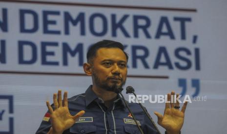 Ketua umum Partai Demokrat Agus Harimurti Yudhoyono (AHY) saat memberikan keterangan pers di Kantor DPP Partai Demokrat, Jakarta, Jumat (5/3). AHY mengatakan bahwa Kongres Luar Biasa (KLB) yang digelar di Deli Serdang, Sumatera Utara ilegal dan juga inkonstitusional serta tidak sesuai dengan AD/ART yang telah diakui pemerintah. Republika/Putra M. Akbar