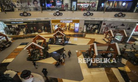 Pengunjung berjalan di salah satu pusat perbelanjaan di kawasan Kemang, Jakarta, Kamis (7/1). Pemerintah membatasi jam operasional pusat perbelanjaan hingga pukul 19.00 WIB untuk membatasi kegiatan masyarakat yang merujuk pada aturan Pembatasan Sosial Berskala Besar (PSBB) guna menekan penularan virus corona (Covid-19) di seluruh provinsi di Pulau Jawa dan Bali yang berlaku mulai 11 Januari sampai 25 Januari 2021. Republika/Putra M. Akbar