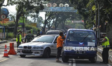 Petugas gabungan memeriksa kendaraan pemudik yang melintasi jalur selatan di Parakan Honje, Indihiang, Kota Tasikmalaya, Jawa Barat. Kemenhub memperkirakan ada sebanyak 20 persen pemudik melewati jalur selatan Jawa.