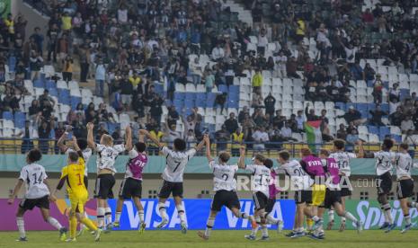 Sejumlah pemain Timnas Jerman merayakan kemenangan usai mengalahkan Timnas Amerika Serikat pada pertandingan Babak 16 Besar Piala Dunia U17 2023 di Stadion Si Jalak Harupat, Kabupaten Bandung, Jawa Barat, Selasa (21/11/2023). Dalam pertandingan tersebut Timnas Jerman berhasil mengalahkan Timnas Amerika Serikat dengan skor akhir 3-2.