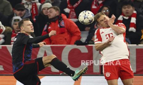 Kapten Bayern Munchen Joshua Kimmich (kanan). 