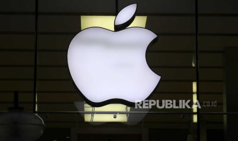 Logo Apple di sebuah toko pusat kota Munich, Jerman. Hingga kini, pemerintah Indonesia masih melarang penjualan iPhone 16.