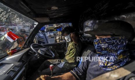 Petugas menghimbau pengendara untuk memakai masker saat Sosialisasi Gerakan Bermasker di Jalan Raya Margonda, Depok (ilustrasi) 