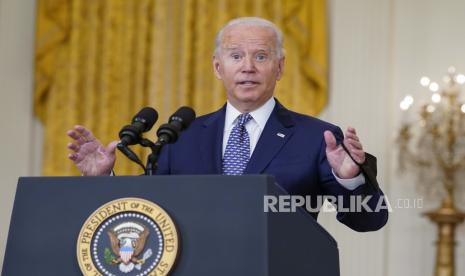 Presiden Joe Biden menanggapi pertanyaan setelah berbicara tentang RUU infrastruktur bipartisan dari Ruang Timur Gedung Putih, Selasa, 10 Agustus 2021, di Washington.