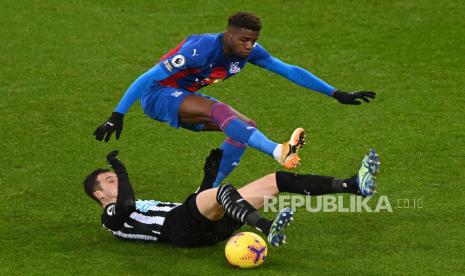  Javier Manquillo (kiri) dari Newcastle United menangani Wilfred Zaha (kanan) dari Crystal Palace selama pertandingan sepak bola Liga Utama Inggris antara Newcastle United dan Crystal Palace di Newcastle, Inggris, 02 Februari 2021.