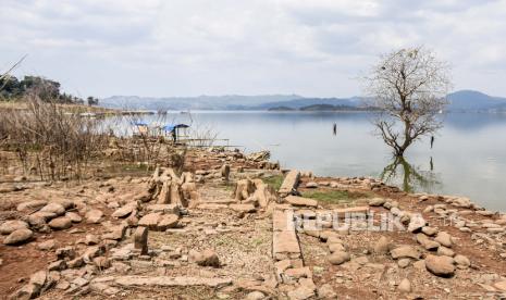 Kondisi kompleks pemakaman yang muncul kembali di pinggiran Waduk Jatigede, Desa Cipaku, Darmaraja, Kabupaten Sumedang, Selasa (8/9). Masyarakat setempat menyatakan debit air Waduk Jatigede mengalami penurunan muka air hingga 5 meter akibat musim kemarau yang telah terjadi selama dua bulan di Kabupaten Sumedang, akibatnya permukiman serta kompleks pemakaman yang tenggelam muncul kembali ke permukaan. Foto: Abdan Syakura/Republika