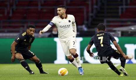 Pemain AS Roma Pellegrini (tengah) mengontrol bola di bayangi pemain Ajax pada perempatfinal UEFA Europa League, pertandingan sepak bola leg pertama antara Ajax Amsterdam dan AS Roma di Johan Cruijff Arena di Amsterdam, Belanda, Jumat (9/4) dini hari WIB