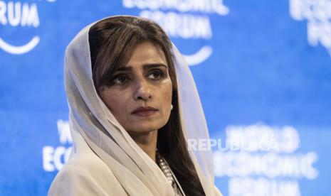 Hina Rabbani Khar, Menteri Luar Negeri Pakistan menyerukan pelonggaran sanksi Barat terhadap Afghanistan. Mengisolasi Afghanistan secara ekonomi bisa mendorong negara tersebut ke keruntuhan ekonomi. 