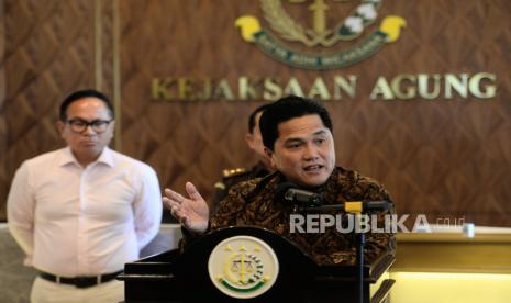 Menteri BUMN Erick Thohir (kanan) bersama Wakil Menteri BUMN Kartika Wirjoatmodjo (kiri) menyampaikan konferensi pers usai menggelar pertemuan di Gedung Kejaksaan Agung, Jakarta, Senin (6/3/2023). Kejaksaan Agung telah menyerahkan aset-aset Jiwasraya atau PT Asuransi Jiwasraya (persero) berupa surat berharga senilai Rp 3,1 triliun kepada Kementerian BUMN.