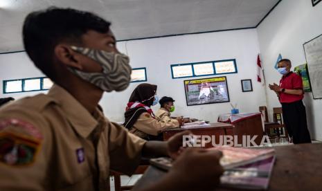 Kepala Disdikbudpora Pemkab Semarang Sukaton Purtomo (kanan) memberikan arahan protokol kesehatan kepada siswa dalam kegiatan belajar mengajar (KBM) tatap muka di SMP N 6 Lerep Satu Atap, Kecamatan Ungaran Barat, Kabupaten Semarang, Jawa Tengah, Jumat (27/11/2020). IDAI mengingatkan orang tua untuk mempertimbangkan sejumlah hal sebelum mengizinkan anak kembali ke sekolah.