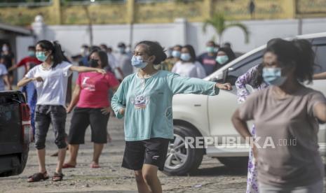 Sejumlah pasien COVID-19 berstatus Orang Tanpa Gejala (OTG) berolahraga di kawasan pusat karantina Asrama Haji Batam, Kepulauan Riau, Rabu (2/6/2021). Olahraga pagi yang dilakukan rutin setiap hari oleh 554 pasien tersebut untuk meningkatkan imunitas tubuh selama menjalankan isolasi. (ilustrasi)