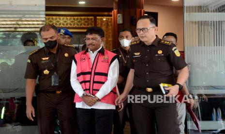 Menteri Komunikasi dan Informatika (Menkominfo) Johnny G Plate mengenakan rompi tahanan usai menjalani pemeriksaan di gedung Jampidsus Kejaksaan Agung, Jakarta, Rabu (17/5/2023). Johnny G Plate ditahan terkait kasus dugaan korupsi penyediaan infrastruktur base transceiveer station (BTS) periode 2020-2022. Kasus ini diduga merugikan negara mencapai Rp 8 triliun.